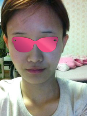 这张也是之前的，可以看出来颧骨很高的，而且本身我都很瘦，更难看了。