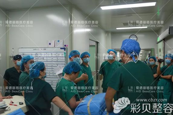 刘志刚医生与多位医师共同探讨新技术