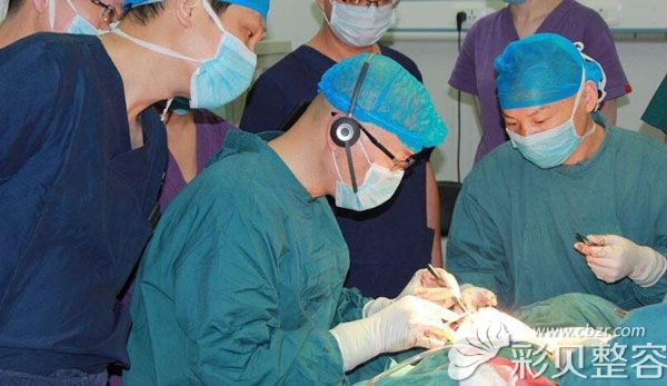 吴毅平医生在隆胸修复手术现场