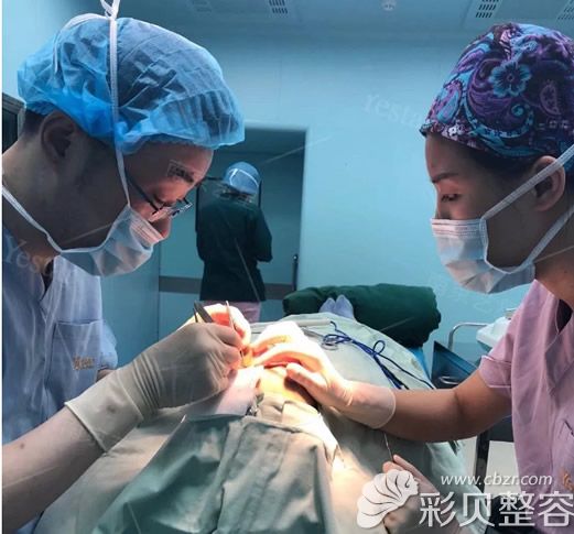 南京艺星顿兆院长正在做鼻综合手术