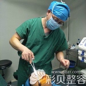 北京艾玛丁小邦博士给我做注射物取出手术过程