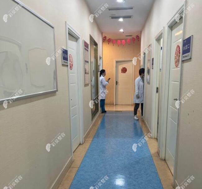 重庆碧莲盛医疗美容门诊医院走廊